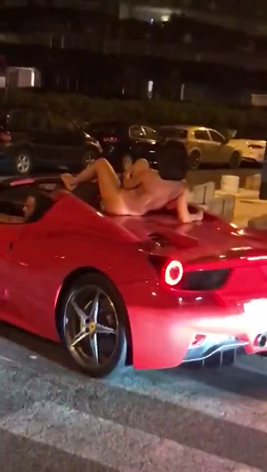 Imputan un delito penal contra el conductor de un Ferrari que llevaba a una mujer desnuda sobre el vehículo Imputan un delito penal contra el conductor de un Ferrari que llevaba a una mujer desnuda sobre el vehículo