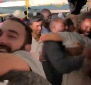 Abrazos, sonrisas y gritos de alegría en el Open Arms tras enterarse de que los migrantes desembarcarán en Lampedusa Abrazos, sonrisas y gritos de alegría en el Open Arms tras enterarse de que los migrantes desembarcarán en Lampedusa