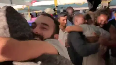 Abrazos, sonrisas y gritos de alegría en el Open Arms tras enterarse de que los migrantes desembarcarán en Lampedusa Abrazos, sonrisas y gritos de alegría en el Open Arms tras enterarse de que los migrantes desembarcarán en Lampedusa