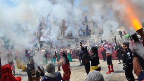 Disparo de arcabuces durante las Fiestas de Moros y Cristianos de Elda.