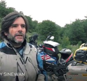 Charly Sinewan continúa en moto por los Pirineos Charly Sinewan continúa en moto por los Pirineos