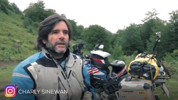 Charly Sinewan continúa en moto por los Pirineos