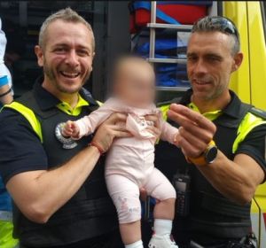 Los dos policías con el bebé Los dos policías con el bebé