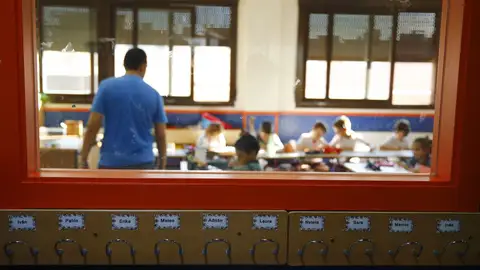 Niños en un aula del colegio Imagen de archivo
