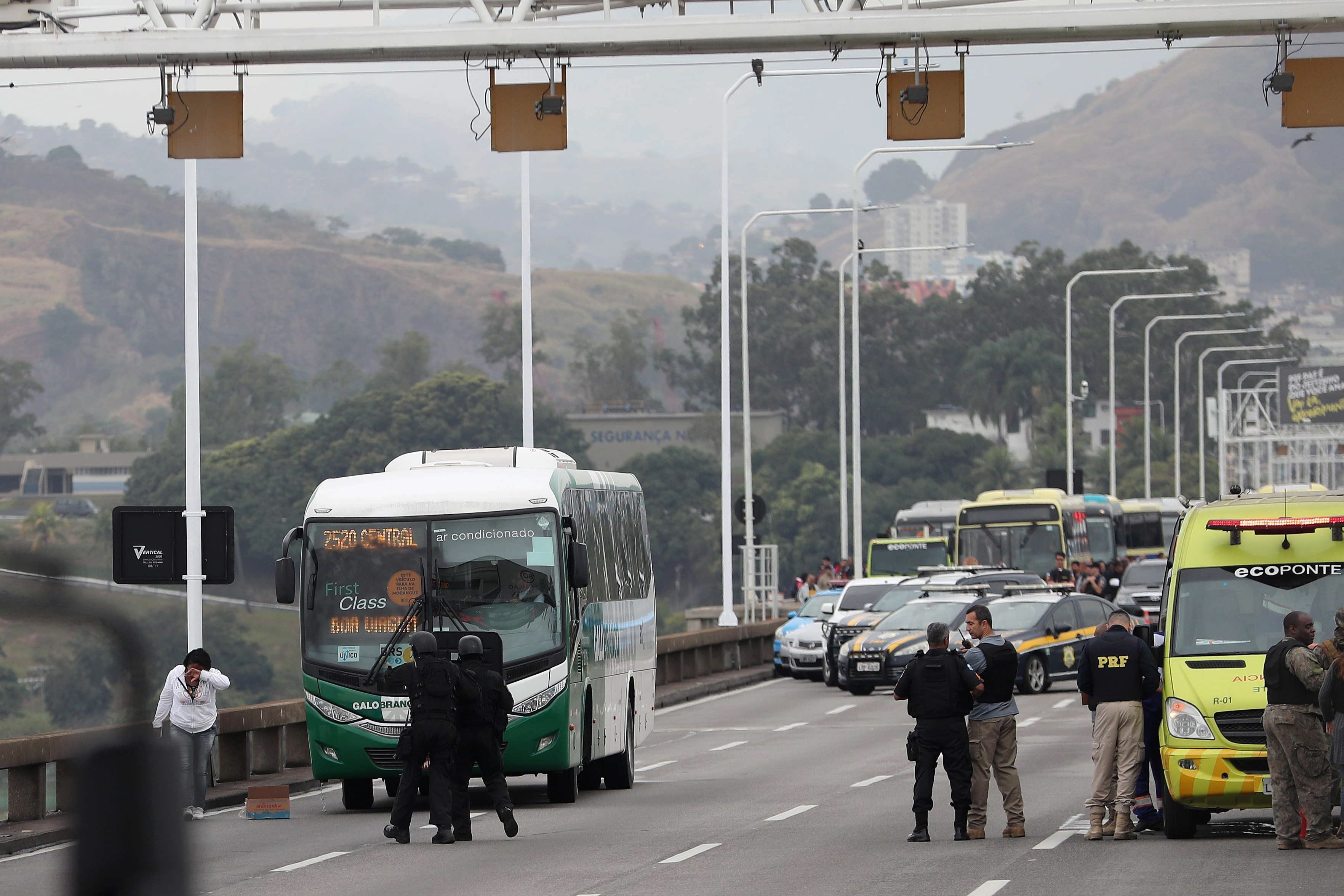 La Policía brasileña libera a los rehenes del autobús tras abatir al secuestrador La Policía brasileña libera a los rehenes del autobús tras abatir al secuestrador
