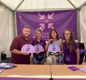 La Concejalía de Igualdad en uno de los 'Puntos Violetas' durante las Fiestas Patronales. La Concejalía de Igualdad en uno de los 'Puntos Violetas' durante las Fiestas Patronales.