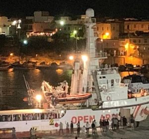 El barco de la ONG Open Arms en el puerto de Lampedusa El barco de la ONG Open Arms en el puerto de Lampedusa