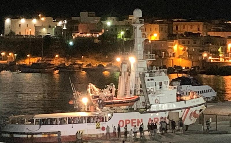 El Open Arms abandona Lampedusa y pone rumbo a Sicilia, tras la decisión de la Fiscalía italiana El Open Arms abandona Lampedusa y pone rumbo a Sicilia, tras la decisión de la Fiscalía italiana