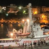 El barco de la ONG Open Arms en el puerto de Lampedusa