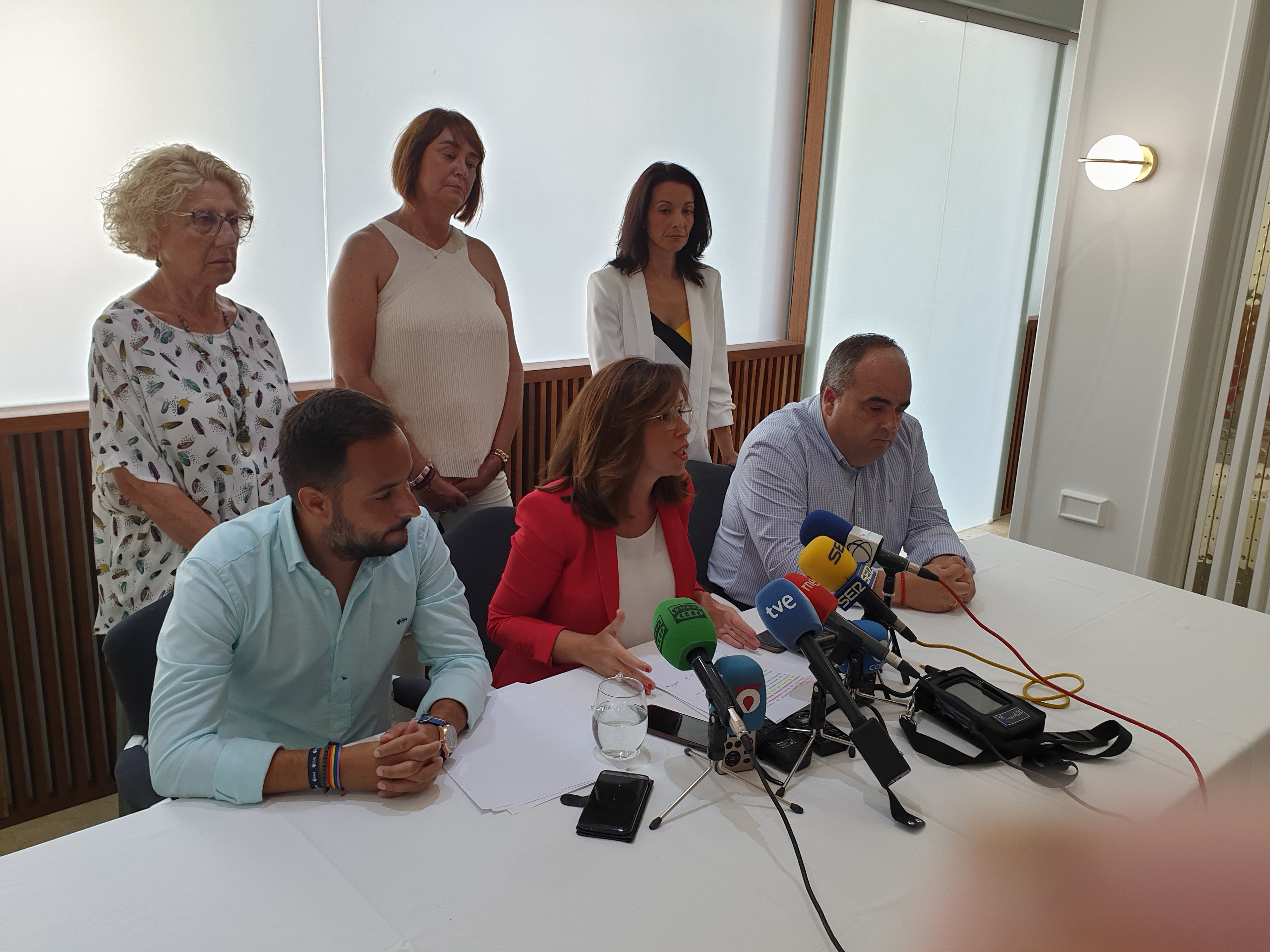 Los 6 concejales expulsados recurrirán una decisión que consideran injusta ante un PSOE que no ha tenido “altura política” y un Secretario Regional que les mintió prometiéndoles sólo una sanción, no la expulsión. Los 6 concejales expulsados recurrirán una decisión que consideran injusta ante un PSOE que no ha tenido “altura política” y un Secretario Regional que les mintió prometiéndoles sólo una sanción, no la expulsión.