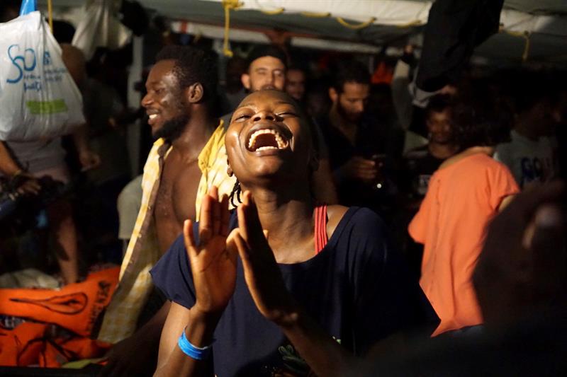El 'Open Arms' atraca en la isla de Lampedusa y los 83 migrantes ya están en tierra El 'Open Arms' atraca en la isla de Lampedusa y los 83 migrantes ya están en tierra
