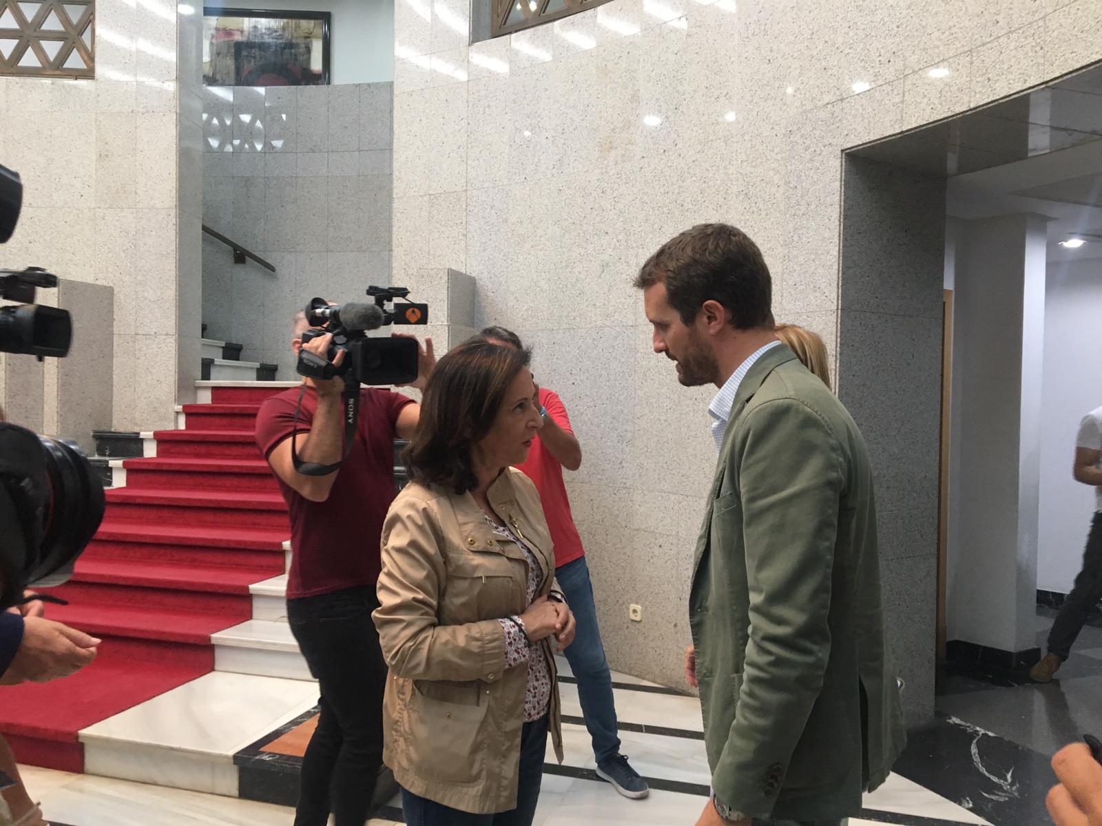 Robles y Casado coinciden en que en situaciones como la del incendio de Gran Canaria "no hay colores" políticos Robles y Casado coinciden en que en situaciones como la del incendio de Gran Canaria "no hay colores" políticos