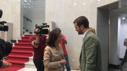 Margarita Robles y Pablo Casado coinciden en Gran Canaria con motivo del incendio