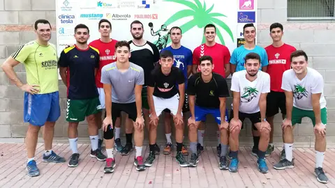 Julián Gil, a la izquierda de la imagen, con el grupo de jugadores con el que ha iniciado la pretemporada. BALONMANO