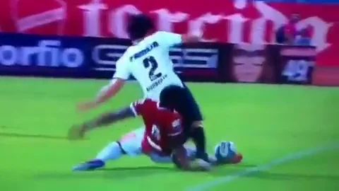 Duras imágenes: espeluzante fractura de brazo de Bruno Mezenga en pleno partido en Brasil Duras imágenes: espeluzante fractura de brazo de Bruno Mezenga en pleno partido en Brasil
