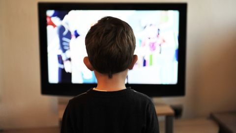Ni&ntilde;o viendo la televisi&oacute;n