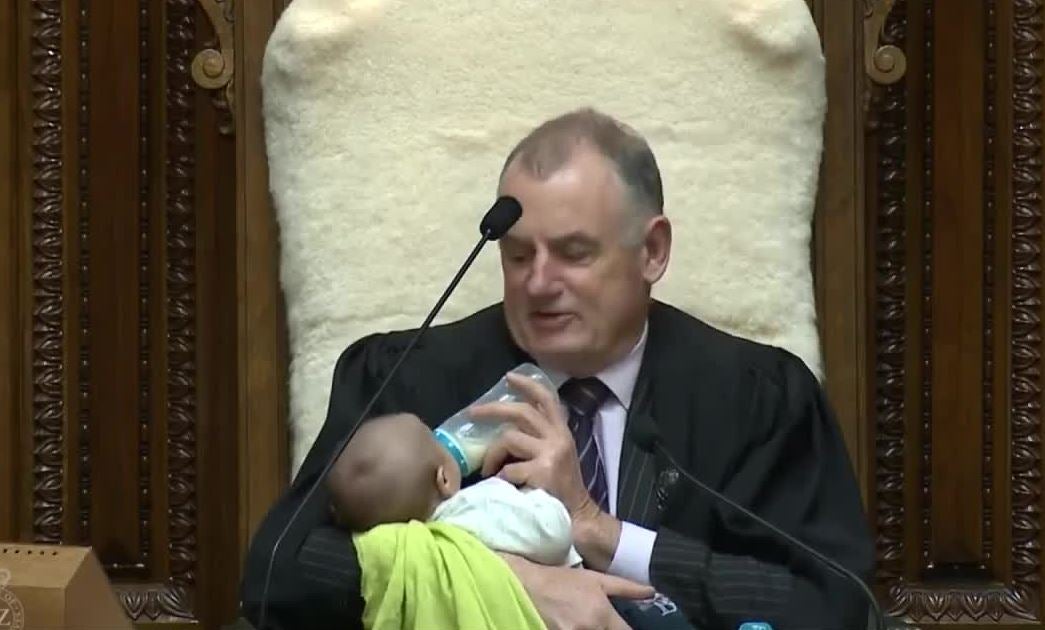 El presidente del Parlamento de Nueva Zelanda cuida al bebé de un diputado durante un pleno El presidente del Parlamento de Nueva Zelanda cuida al bebé de un diputado durante un pleno