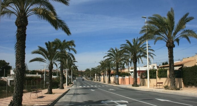 Un grupo de vecinos de El Altet recoge firmas para la construcción de reductores de velocidad en la avenida Sinus ilicitanus Un grupo de vecinos de El Altet recoge firmas para la construcción de reductores de velocidad en la avenida Sinus ilicitanus