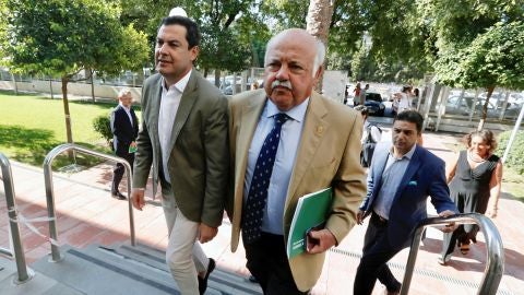 Juanma Moreno, junto al consejero de Salud Jes&uacute;s Aguirre