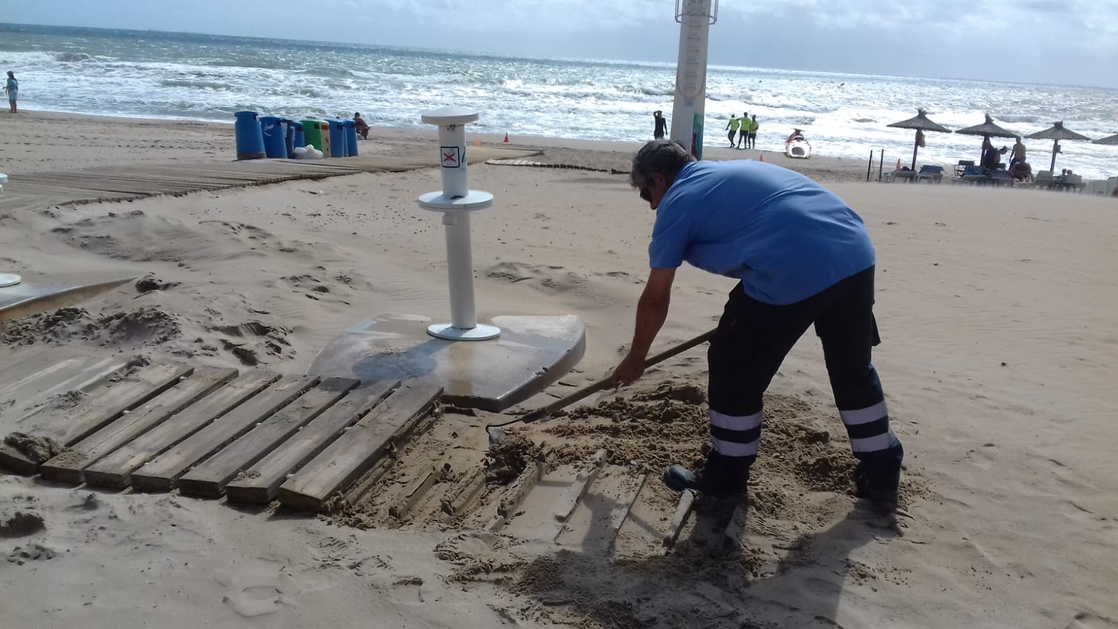 Los servicios municipales reparan los destrozos causados por las lluvias en las playas ilicitanas Los servicios municipales reparan los destrozos causados por las lluvias en las playas ilicitanas