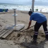 Un operario de Urbaser repara una pasarela en la playa de Arenales del Sol. Un operario de Urbaser repara una pasarela en la playa de Arenales del Sol.