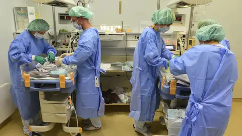 Enfermeras trabajando en un hospital. Enfermeras trabajando en un hospital.