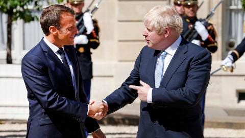 Macron y Johnson se dan la mano en su encuentro en París