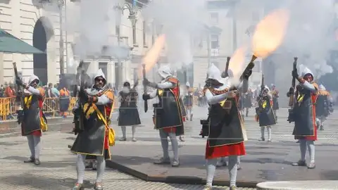 Batalla de arcabuces en las fiestas de Moros y Cristianos de Alcoi Batalla de arcabuces en las fiestas de Moros y Cristianos de Alcoi