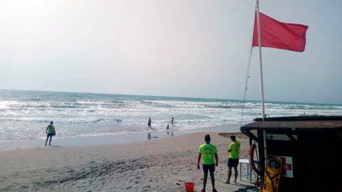 La multa por bañarse en la playa con bandera roja