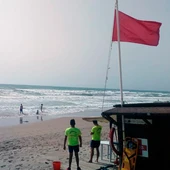La multa por bañarse en la playa con bandera roja La multa por bañarse en la playa con bandera roja
