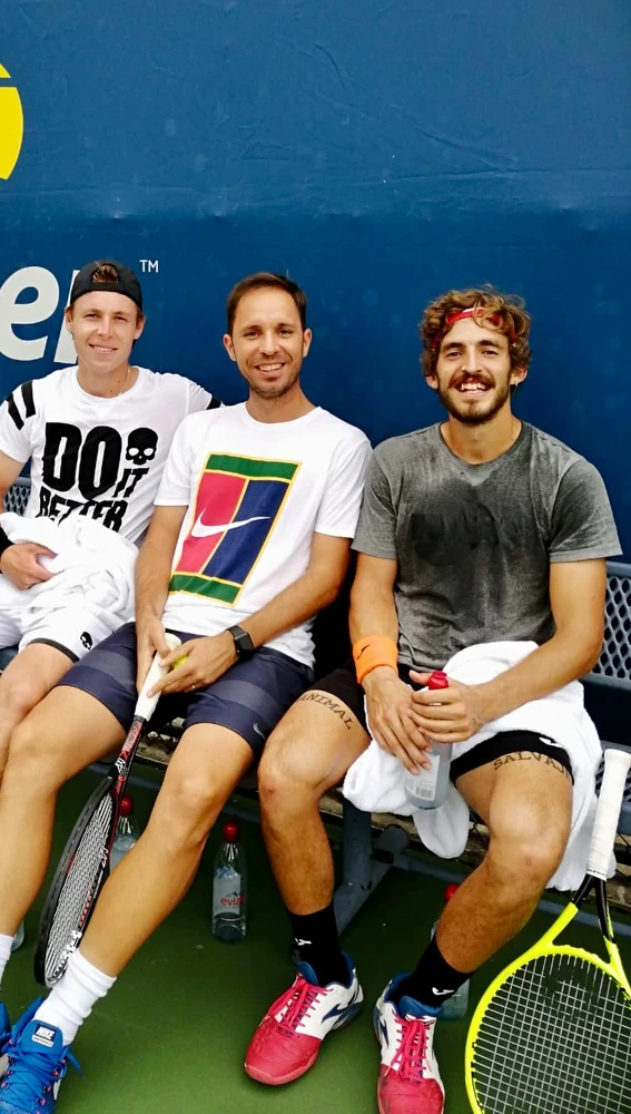 El tenista ilicitano Mario Vilella junto al bielorruso Iliá Ivashka y su coach, en un entrenamiento previo a la segunda ronda del US Open.