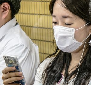 Chica japonesa con móvil Chica japonesa con móvil