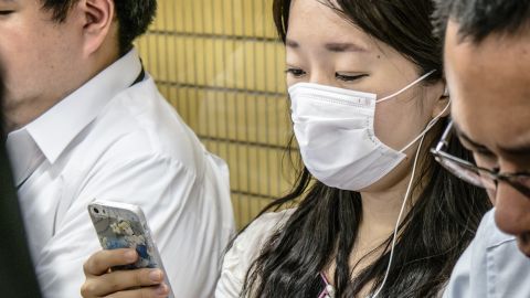Chica japonesa con m&oacute;vil
