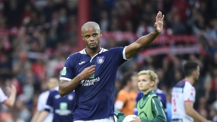 Kompany abandona su puesto de jugador-entrenador del Anderlecht y seguirá sólo como futbolista Kompany abandona su puesto de jugador-entrenador del Anderlecht y seguirá sólo como futbolista