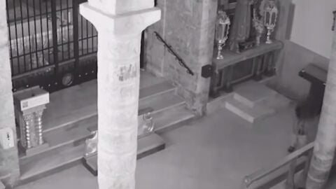 El acusado defecando en el santuario