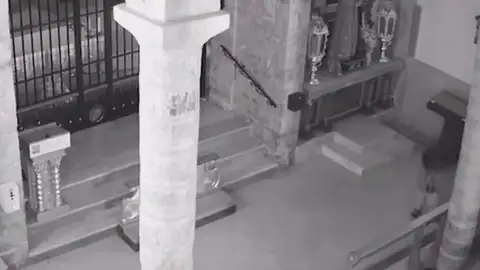 El acusado defecando en el santuario El acusado defecando en el santuario