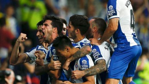Los jugadores del Espanyol celebran el gol. 