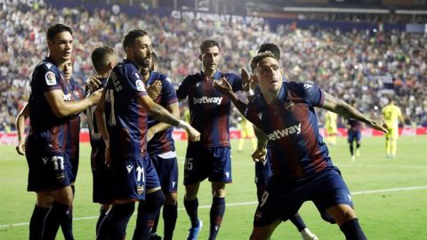 Roger celebra un tanto junto a sus compa&ntilde;eros