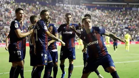 Roger celebra un tanto junto a sus compañeros Roger celebra un tanto junto a sus compañeros