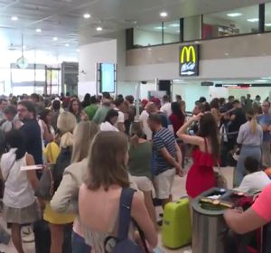 Dos averías en Renfe generan retrasos de más de hora y media en los trenes de Cataluña Dos averías en Renfe generan retrasos de más de hora y media en los trenes de Cataluña