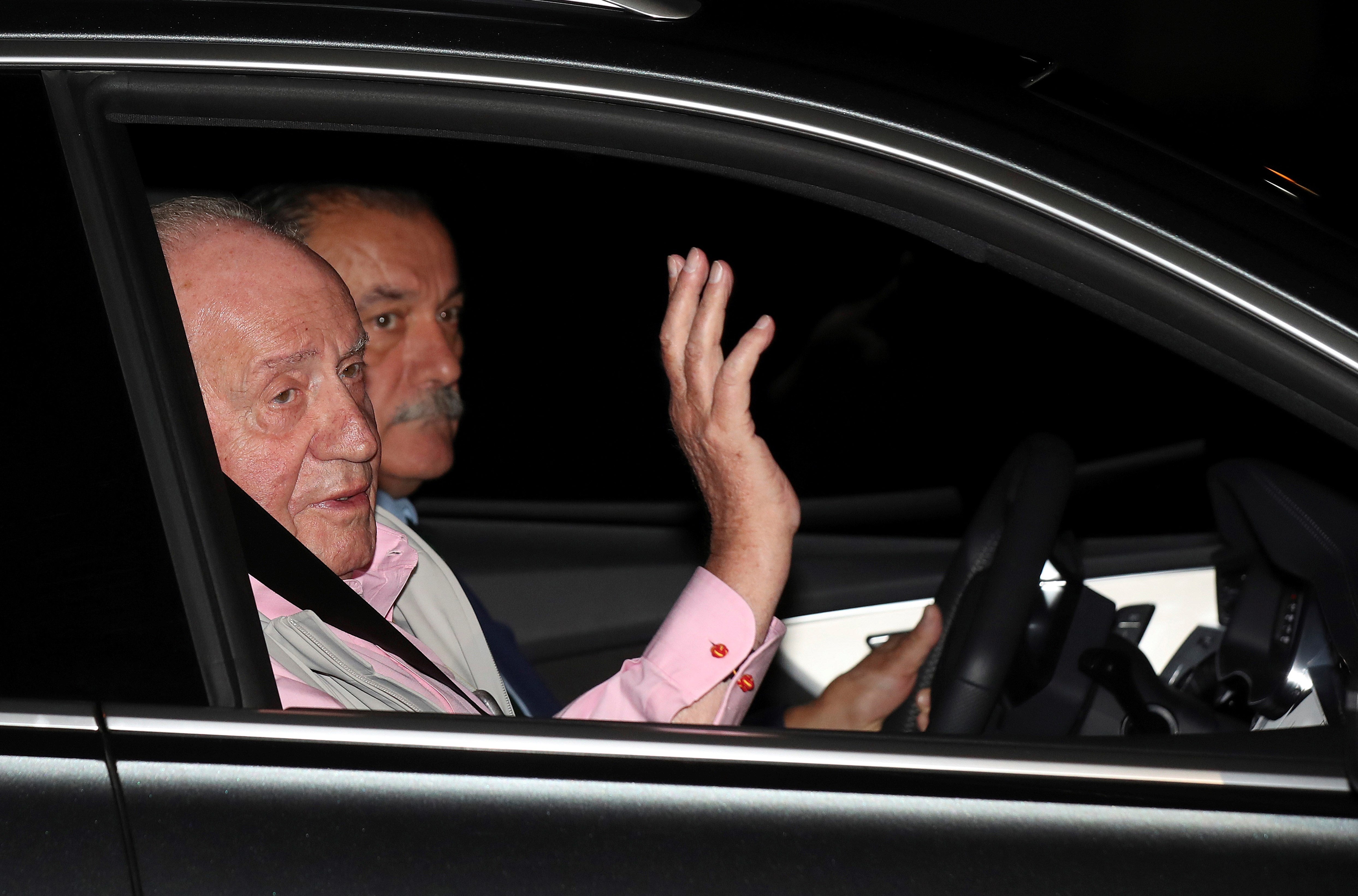 El rey Juan Carlos evoluciona "satisfactoriamente" y permanecerá aún en la UCI El rey Juan Carlos evoluciona "satisfactoriamente" y permanecerá aún en la UCI
