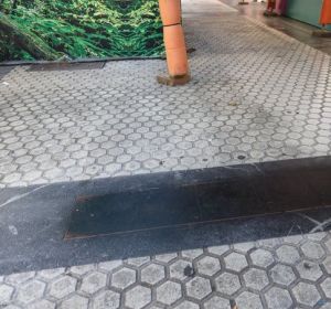 Las placas que recuerdan a víctimas de ETA pintadas de negro Las placas que recuerdan a víctimas de ETA pintadas de negro