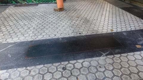 Las placas que recuerdan a v&iacute;ctimas de ETA pintadas de negro