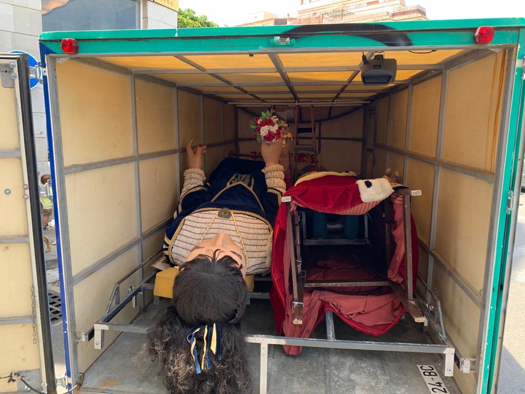 Encuentran en una carretera de Castellón a la pareja de 'gigantes' robada en El Vendrell Encuentran en una carretera de Castellón a la pareja de 'gigantes' robada en El Vendrell