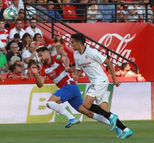 Sergio Reguilón perlea un balón ante un jugador del Granada Sergio Reguilón perlea un balón ante un jugador del Granada