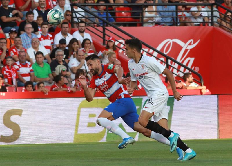 Reguilón tranquiliza a los aficionados del Sevilla tras el golpe en la cabeza Reguilón tranquiliza a los aficionados del Sevilla tras el golpe en la cabeza