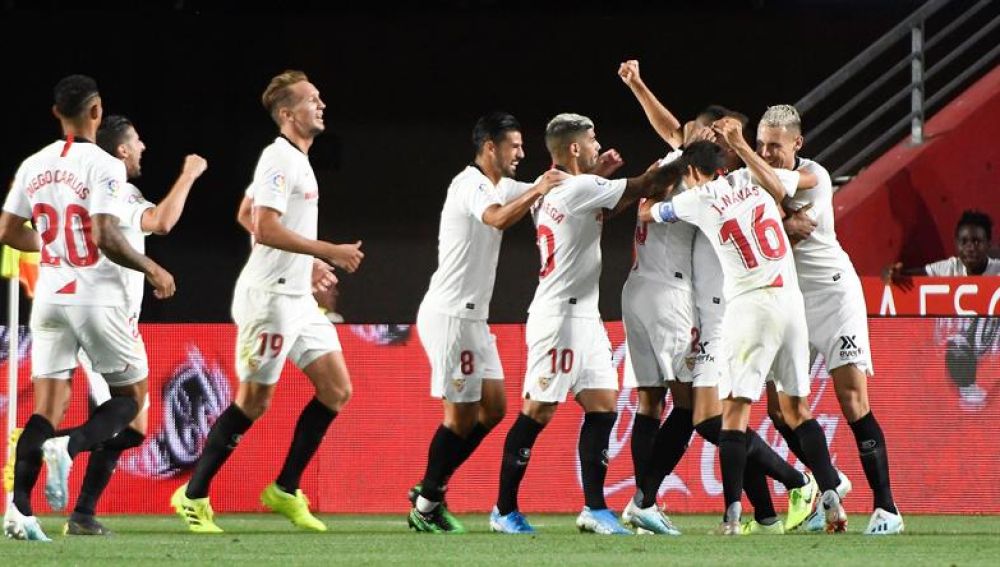 Los jugadores del Sevilla celebran un gol