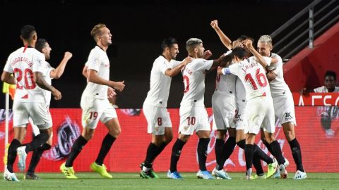 Los jugadores del Sevilla celebran un gol