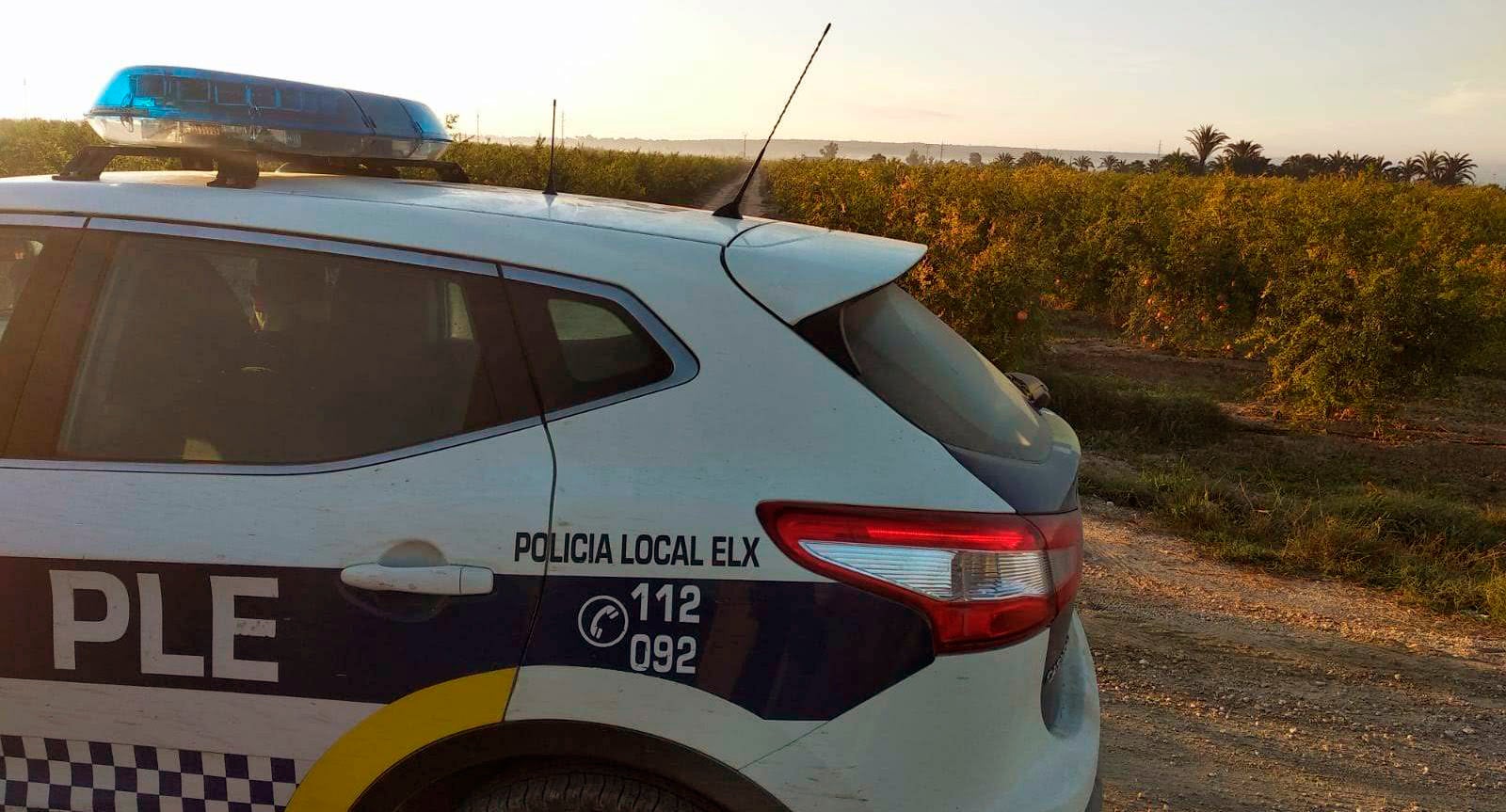 La Policía Local detiene en Elche a un hombre tras agredir a su madre y amenazar a sus hermanas con un cuchillo La Policía Local detiene en Elche a un hombre tras agredir a su madre y amenazar a sus hermanas con un cuchillo