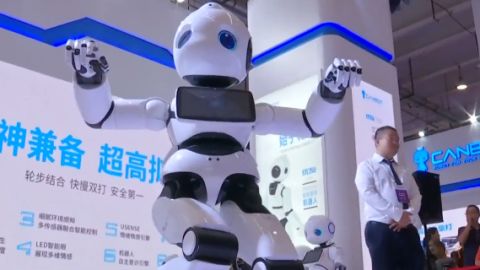 Robot presentado en la Conferencia Mundial de Robots en China